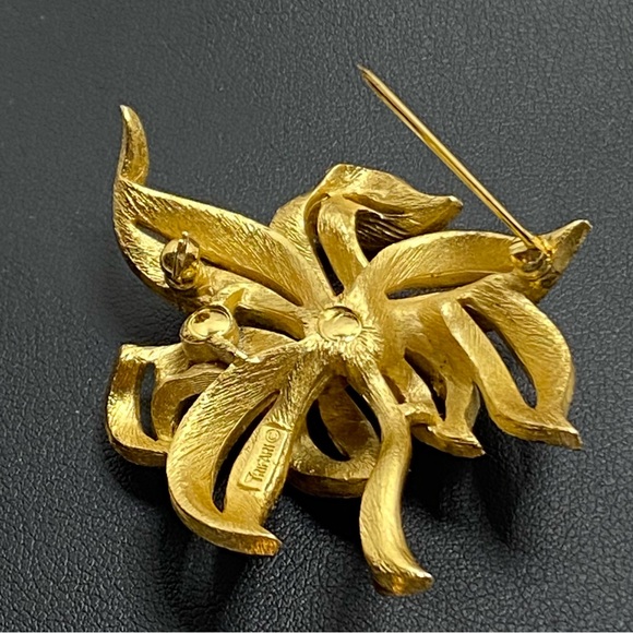 Vintage Crown Trifari Brooch Brushed Gold Tone Textured Ribbon Leaf - Picture 5 of 12